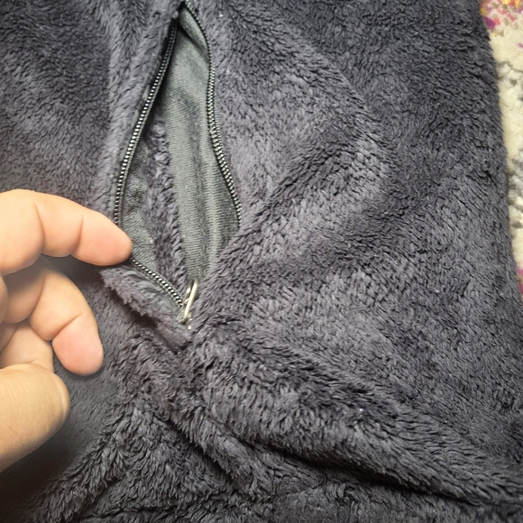 The North Face Women’s Black Full-Zip Fleece Jacket - Picture 3 of 8